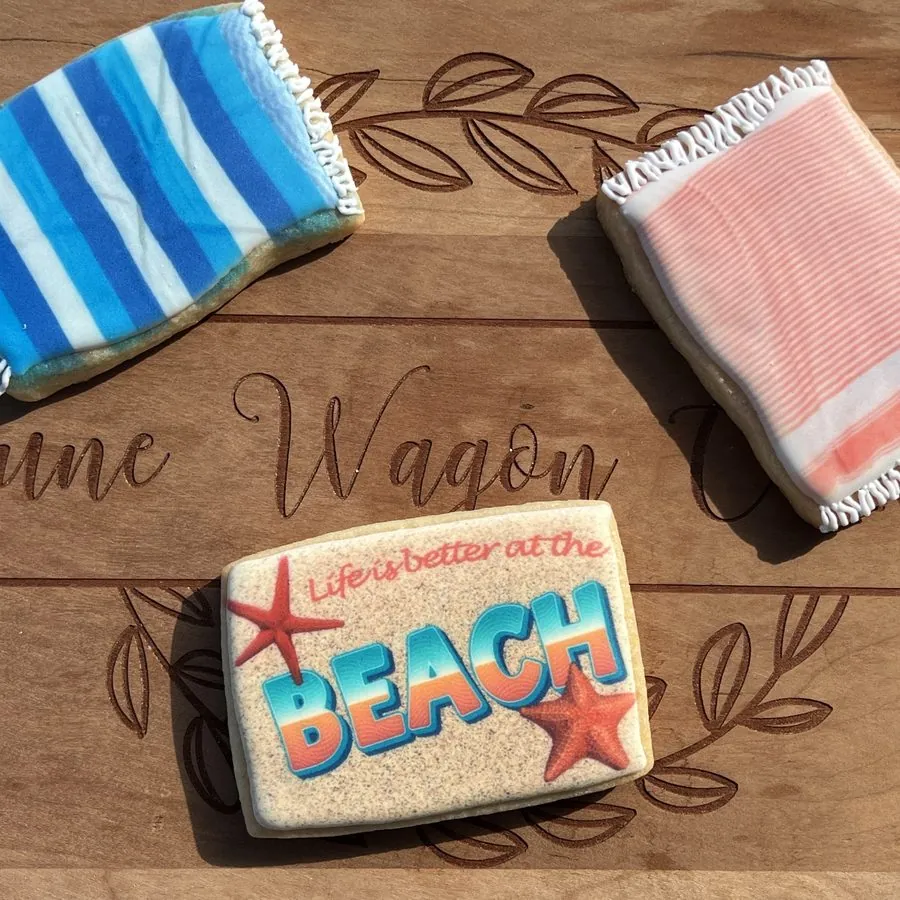 Printed beach cookie with piped striped towels